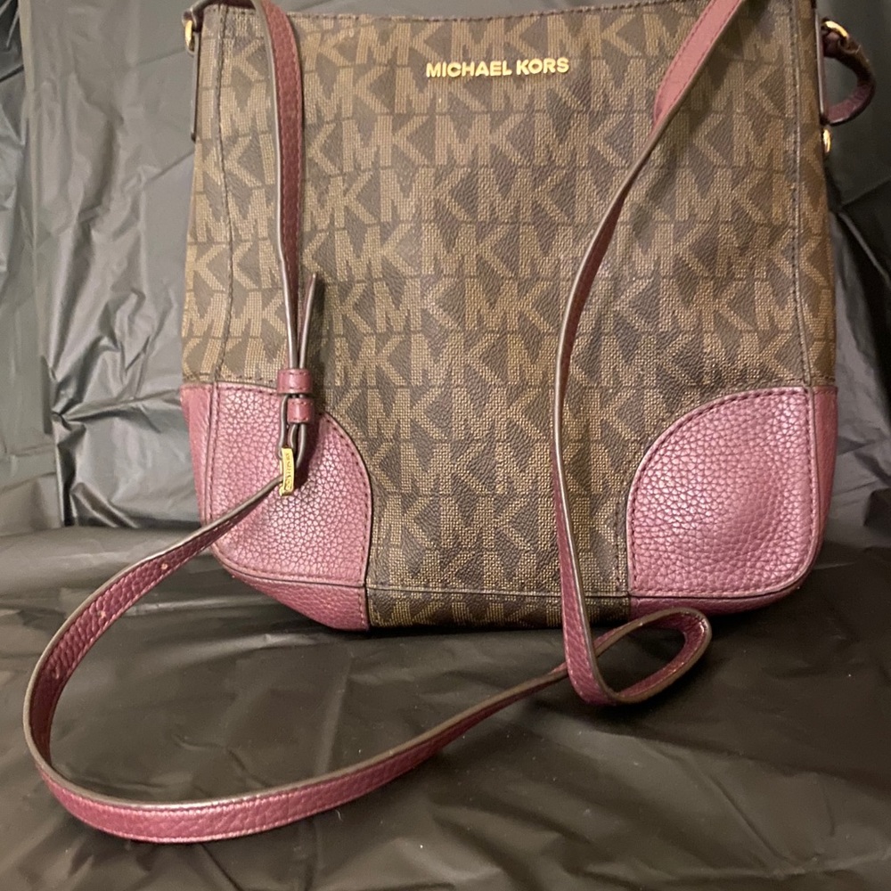 MichaelKors Hattie Large MessengerBag NEVER USED.